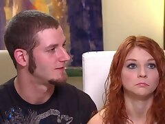 Nasse Swinger Muschi verdient sanfte Fingersatz. Swinger Cutie ist neu für die Show, aber sie ist bereits zu mögen, sie ist immer die beste Griffweise ihres Lebens, die ihre Muschi bereits am SWINGPLAYBOY wackelt