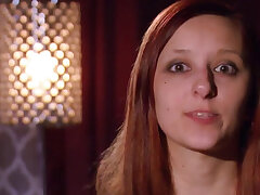 Swinger rothaarige teen fühlt eine sexuelle Verbindung mit einem stattlichen großen großen schwarzen Swinger Kerl. Swinger rothaarige teen fühlt eine sexuelle Verbindung mit einem schönen großen großen schwarzen Swinger Kerl im Pool