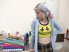 Dünn Amateur Mädchen masturbiert in der Badezimmer