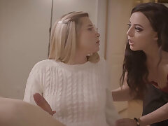 Nerd Schritt sis doggystagled fuck by step bro mit seinem pochenden Schwanz. Carolina entpackt Lucas Hosen, als Sie und Whitney Austausch sieht Schock und Unglauben, dass dies geschieht Carolina legt sich auf das Bett, sobald stepbro bereits wissen, dass