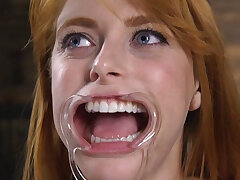 Natürliche busty redhead Schlagsahne in Metall Lager. Natürliche riesige Titten redhead slave Penny Pax bekommt pussy Schlagsahne gesperrt in Metall Aktien und in backbend position dann schlug mit Schwanz auf ein stick gefesselt Metall Gerät auf Ihr Knie