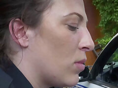 Milf Cops bekommen einen Rimjob, bevor sie tief und hart geschraubt. Milf cops bekommen einen rimjob von geile Verbrecher in einer einsamen Gasse, bevor sie ihn in Bohren ihre coochies tief und hart