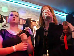 Kinky teenies bekommen ganz verrückt und nackt auf hardcore-party. Absolut verrückte erotische Küken enthüllen riesige Naturals auf Hardcore Party und werden von zufälligen Männern gefickt