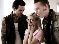 Teen Freundin Piper Perri Gangbang von Drogendealern. Kleine Teen Freundin Piper Perri Gangbang von Drogendealern, wenn ihr Freund sich mit den falschen Leuten ließ und nun sie den Preis zu zahlen hat, während er sie nehmen Uhren dreht fucking ihr