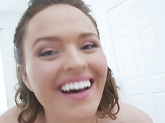 Schöne milf Krissy Lynn lässt Ihren Stiefsohn Ihre riesigen schönen Titten genießen. Schön milf Krissy Lynn lasst uns Ihr stepson genießen Ihr enorm nett tits während er Pony Ihr Muschi in missionary