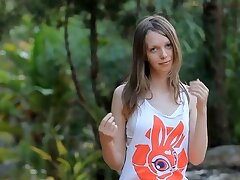 Skinny Chick genießt die Natur. Skinny Chick genießt die Natur