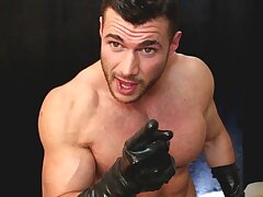 Papa liebt die Latex-Handschuhe. Rufen Sie mich an dein Latex Papa, ich liebe es, auf meinen Latex Handschuhen schälen und wichsen uns beide dumm