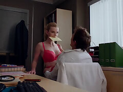 Betty Gilpin nackt - Krankenschwester Jackie s05 - 2013. Betty Gilpin in der Nacktszene von Nurse Jackie s05, die 2013 veröffentlicht wurde