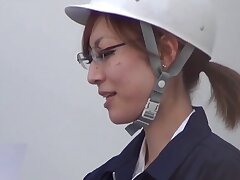 Kinky teen benetzt Ihre Hose. Kinky teen benetzt Ihre Hose im freien, während beobachtet