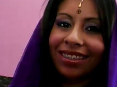 Indian Babe Versucht Einen Großen Schwanz. Indian Babe Versucht Einen Großen Schwanz Zum Ersten Mal Und Es Fühlt Sich Großartig An