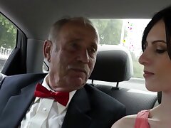 Der hohe Senior Analfuß auf die Stadt. Tall Teenager analfucked von Senior Bürgerin, nachdem sie ihre Muschi Fingered