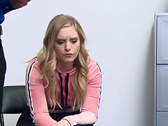 Schöne blonde teen bekommt Ihre Pussy knallte hart auf dem Schreibtisch von einem hard-up-Offizier, der sie fängt. Schöne blonde teen bekommt Ihre Pussy knallte hart auf dem Schreibtisch von einem hard-up-Offizier, der ihr Ladendiebstahl fängt