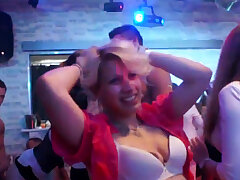 Nasty sweeties werden Total verrückt und bei hardcore-party ausgezogen. Völlig verrückt elegante teens präsentieren Natürliche Krüge auf hardcore-party und werden von random bfs geschraubt