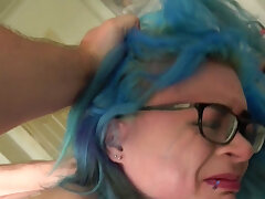 Unterwürfiger Goth gewettert. Unterwürfige Goth in Strümpfen bekommt gerailed doggystyle von pascal