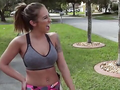 Nice ass teen immer geschraubt. Stand bohren Sitzung für eine heiße raunchy teen auf dem Tisch