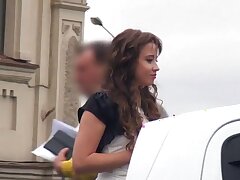 Amateur Teen Footjob im Auto vor dem anal Sex zu geben. Dude brünette Teen in engen Kleid in der Öffentlichkeit gesichtet, dann heben Sie ihr, und sie gab ihm Footjob vor anal-Sex auf seine Leder Sitze pov