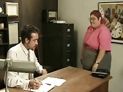 Huge Fat Sekretär bekommt von Boss gefickt