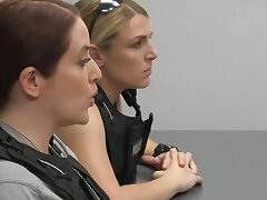 Verzweifelter Kerl wird erwischt, wenn er versucht, eine Schlampe zu bohren. Nachdem sie zur Aufforderung erwischt wurden, bringen ihn diese Polizisten in den Verhörraum, wo sie ihn dazu bringen, sich auszuziehen und abwechselnd diese Cops-Cunts in versch