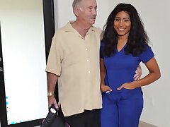 Ebony Teen gefickt von zwei Oldmans getrennt. Ebony Teen gefickt von zwei Oldmans getrennt und bekommt anal am Ende