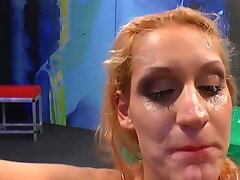 Bukkake Schlampe cum durchnässt. Bukkake Schlampe cum durchnässt in Gruppe spunk Dusche