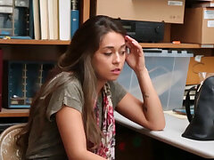 Petite Brünette Dieb Küken wird von einem cop gedemütigt. Petite brunette Dieb Küken bekommt gedemütigt durch den harten Schwanz eines fiesen Polizeibeamten im Hinterzimmer der Einkaufszentren Büro