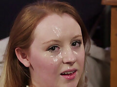 Dick lecken british redhead bedeckt mit Sperma. Dick lecken british redhead wird bedeckt in cum nach bj führt zu klebrigen Gesichts
