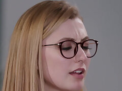 Teen babe in Brille reitet großen Schwanz. Blonde teen babe in Brille reitet großen schwanz und bekommt sperma gesprüht