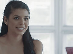 Teen Babysitter spielt mit ihrem Vibrator und fickt mit ihrem Chef. Sexy teen babysitter Gina Valentina Spielzeug Ihre nasse Muschi, während Ihr geiler Chef beobachtet Sie spreizt Ihre Muschi für ihn und bekam schlug alle über den Raum und bekommt eine he