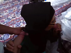 Sweet sexy Arab braucht fleischigen harten Schwanz zum Vergnügen. Wir haben eine sexy hottie babe Arab mit allen natürlichen in Ihrem Körper und Sie lieben großen fleischigen harten Schwanz Ziemlich Arab beugen Ihr Knie und begann zu saugen zwei fleischig