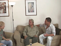 Alte Mutter lehrt pigtailed teen saugen alten Schwanz. Alt Mama teaches pigtailed teenager-saugen alt Hahn