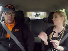 Pigtailed busty blonde Pony Fahrlehrer. Pigtailed big tits blonde Fahrschüler nach der Klasse bekommt Lehrer riesigen Schwanz und reitet es in gefälschte Fahrschule Auto in ruhigen öffentlichen Ort