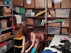 Offizier gefickt Avery als Bezahlung für die Unterwäsche. Verdächtiger versuchte, aus dem LP-Büro zu entkommen, nachdem er beim Stehlen erwischt worden war Unterwäsche Verdächtiger bot an, für die Ware zu bezahlen Dies ist normalerweise nicht autorisiert,