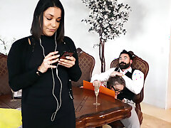 Lena Paul saugt Charles Dera Rücken seiner Frau - Lena Paul