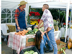 Eva Lovia saugt Fett Hahn des Kunden unbemerkt von der Ehemann - Eva Lovia