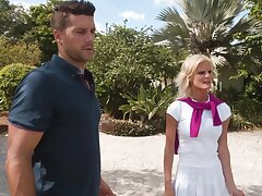 Skinny blonde MILF bekommt entbeint in einem van - ramon nomar,olivia blu