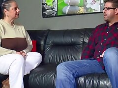 Dicke deutsche Mega-Schlampe hat mitten am Tag hardcore-Sex auf dem Sofa