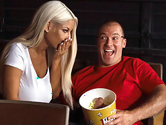 Bridgette B Finger ihre triefend nasse Muschi in der Kino - Bridgette B