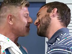 MenOver30 Daddy bekommt Arsch gefickt im Fitnessstudio